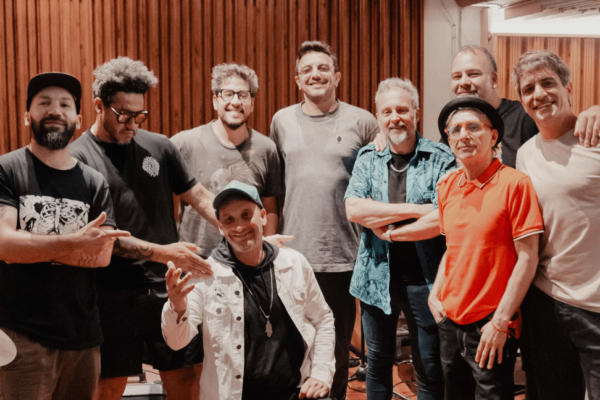 Dos de las bandas más grandes se unen para reversionar el clásico «Campanas en la Noche»