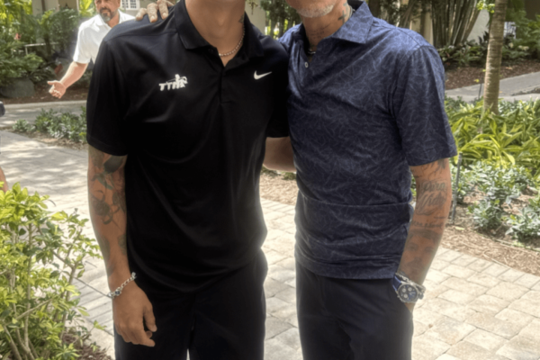 Lenny Tavárez sorprende al combinar golf y solidaridad en torneo organizado por Marc Anthony